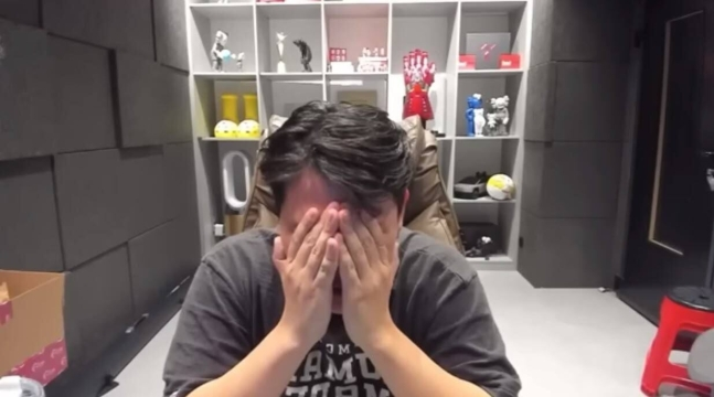 ‘스캠 코인’ 연루 의혹을 받는 유튜버 오킹이 지난 27일 생방송에서 오열했다. [사진출처=유튜브 캡처]