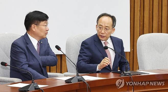 민의힘 추경호 원내대표(오른쪽)가 지난 21일 오전 국회에서 열린 원내대책회의에 입장해 정점식 정책위의장과 대화하고 있다. [사진 출처 = 연합뉴스]