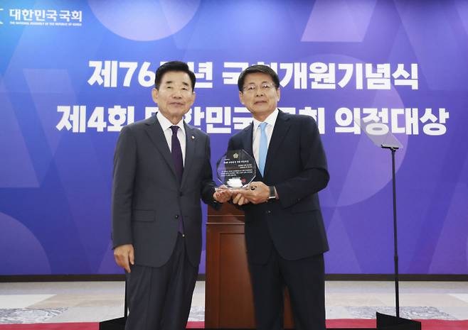 서삼석 더불어민주당 국회의원(오른쪽)이 28일 국회의사당 중앙홀에서 열린 제76주년 국회 개원 기념식서 김진표 국회의장으로 부터 제4회 대한민국 국회 의정대상을 받은 후 기념촬영을 하고 있다./사진제공=서삼석 의원실