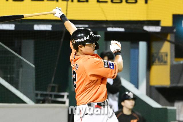 2024년 4월 26일 대전 한화생명이글스파크에서 진행된 '2024 신한 SOL 뱅크 KBO 리그' 두산-한화의 경기. 한화 채은성이 4회말 두산 선발 김유성을 상대로 솔로 홈런을 때린 뒤 타구를 바라보고 있다./마이데일리