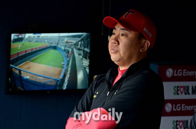 2024년 4월 26일 오후 서울 잠실야구장에서 '2024 신한 SOL Bank KBO리그' KIA 타이거즈와 키움 히어로즈의 경기가 열렸다. KIA 이범호 감독이 경기를 지켜보고 있다./마이데일리