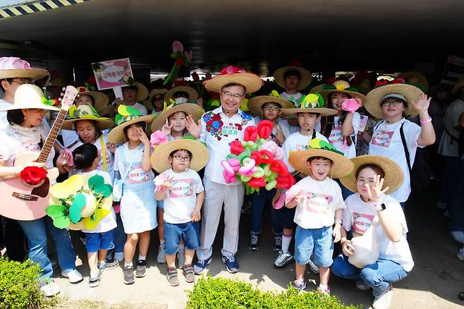 류경기 중랑구청장이 ‘2024 중랑 서울장미축제’ 방문객들을 맞이하고 있다.[중랑구 제공]