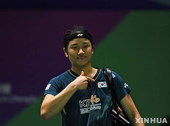[청두=신화/뉴시스] 안세영이 30일(현지시각) 중국 쓰촨성 청두에서 열린 세계배드민턴연맹(BWF) 제30회 여자세계단체선수권 우버컵 D조 3차전 덴마크와 경기 단식 1차전에서  리네 케어스펠트를 꺾은 후 세리머니하고 있다. 안세영이 2-0(21-14 21-14)으로 승리했다. 2024.04.30.
