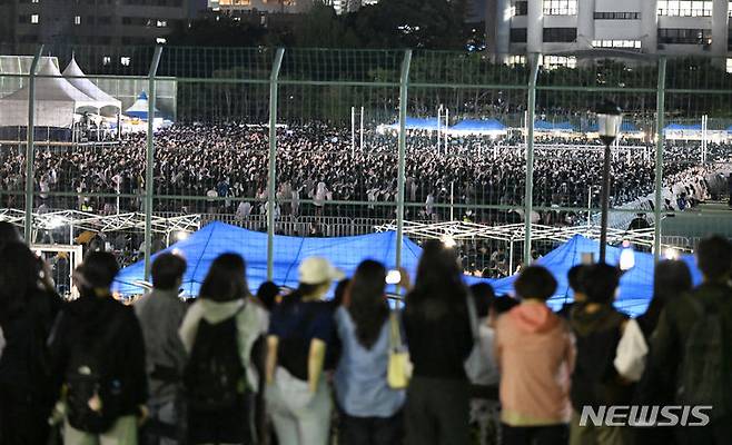 [광주=뉴시스] 박기웅 기자 = 27일 오후 광주 동구 조선대학교 대운동장이 대동제 그라시아 개막식 축하공연을 보기 위해 입장한 사람들로 붐비고 있다. 이날 축하 공연에는 걸그룹 뉴진스 등 인기 가수들이 무대에 오른다는 소식이 전해지면서 4만5000여명의 인파가 몰렸다. 2024.05.27. pboxer@newsis.com