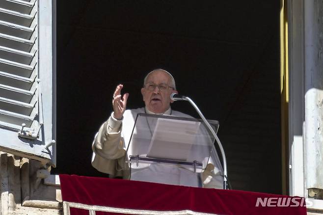 [바티칸=AP/뉴시스] 프란치스코 교황이 동성애자 비하 표현을 사용했다는 의혹이 불거져 논란이 일고 있다고 외신들이 27일(현지시각) 보도했다. 사진은 지난 2월 바티칸 성베드로광장이 내려다보이는 사도궁 집무실 창가에서 주일 삼종기도를 주례하고 있는 프란치스코 교황. 2024.05.28.