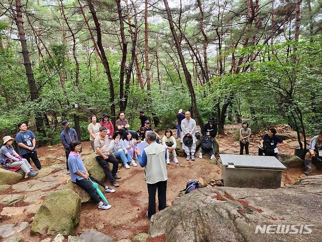 [경주=뉴시스] 경주국립공원 '제14기 시민대학'. (사진=국립공원공단 경주국립공원사무소 제공) 2024.05.28. photo@newsis.com