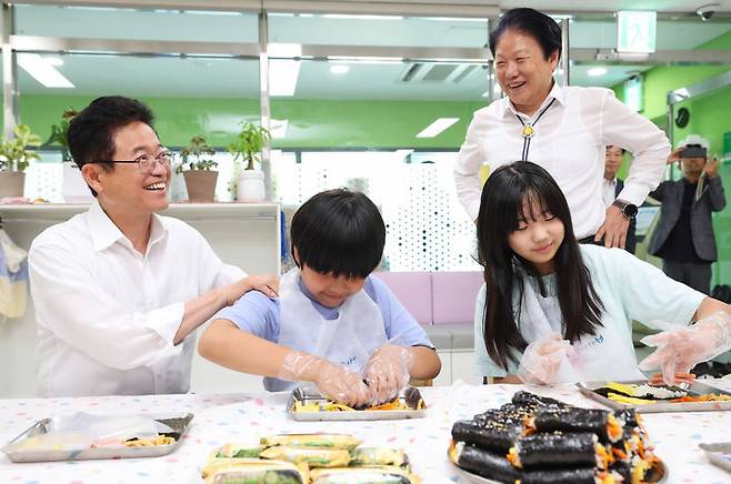 [안동=뉴시스] 이철우 경북지사가 28일 성주군 24시 통합돌봄센터를 방문해 아이들과 시간을 함께 하고 있다. (사진=경북도 제공) 2024.05.28 *재판매 및 DB 금지