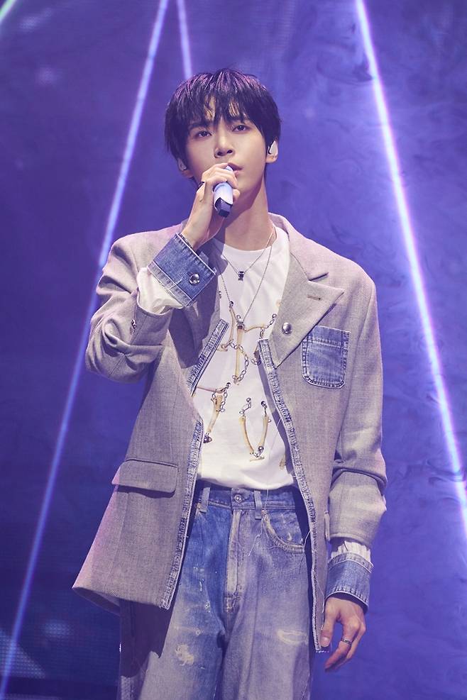 도영은 첫 곡 '새봄의 노래'부터 끝 곡 '쉼표'까지 26곡 무대를 꾸몄다. SM엔터테인먼트 제공