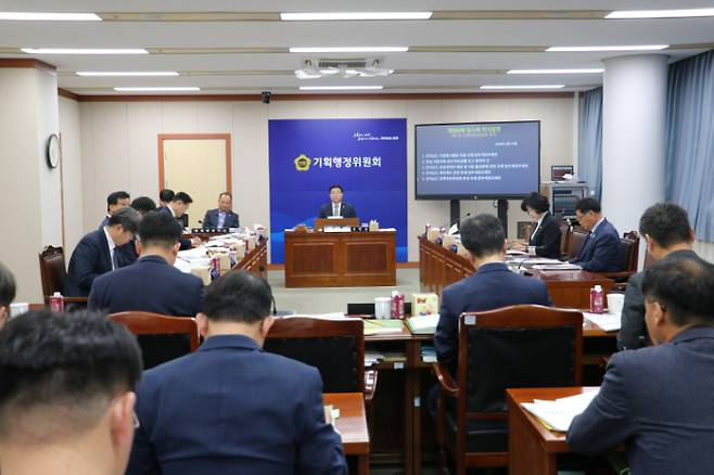 전라남도의회 신민호 기획행정위원장(더불어민주당, 순천 6)이 지난 5월 14일 상임위에서 전남도의 전남권 국립의대 공모 추진 상황 보고를 받고 있다. 전남도의회 제공