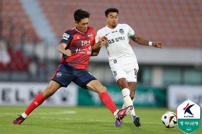 볼 경합하는 원두재와 린가드. 한국프로축구연맹