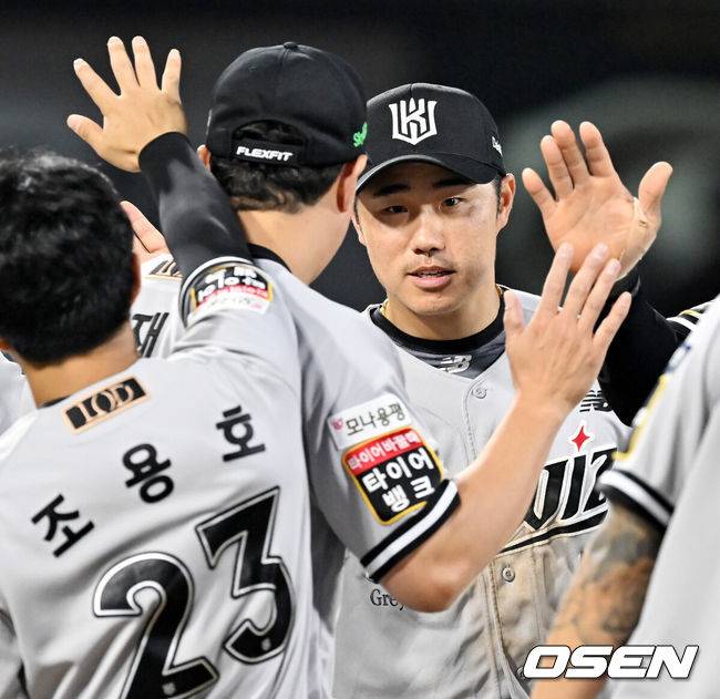 [OSEN=수원, 민경훈 기자] 25일 오후 수원 KT위즈파크에서 ‘2024 신한 SOL Bank KBO리그’ KT 위즈와 키움 히어로즈의 경기가 열렸다. 이 경기에서 KT가 키움에 5-2로 승리했다.KT는 최근 3연승, 키움전 6연승을 질주하며 주말 3연전 위닝시리즈를 조기 확보했다. 시즌 23승 1무 28패. 반면 2연패에 빠진 키움은 20승 30패가 됐다.&nbsp;경기를 마치고 KT 신본기와 황재균이 하이파이브를 하고 있다. 2024.05.25 / rumi@osen.co.kr