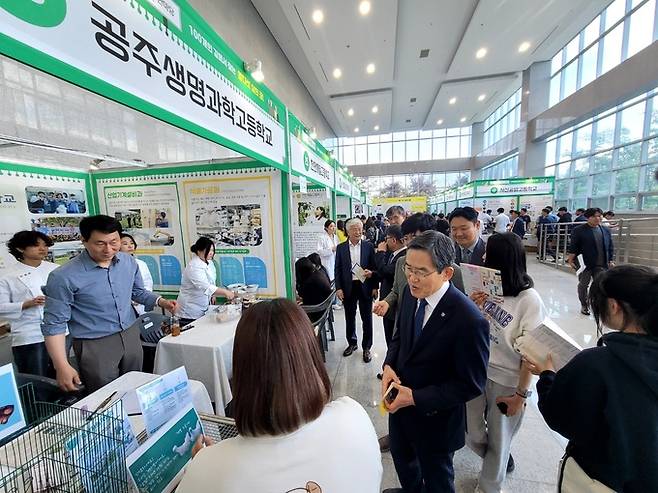 충남 천안 한국기술교육대 직업교육 한마당 행사장을 찾은 중학생들과 진로에 대해 이야기하는 유길상(오른쪽 두번째) 총장.