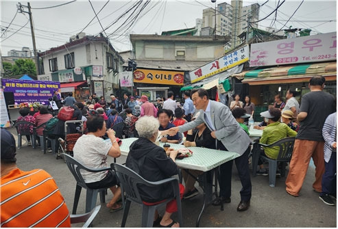 제1회 전농로터리시장 황금 맥막축제에서 주민들과 인사 나누는 남궁역 서울시의원