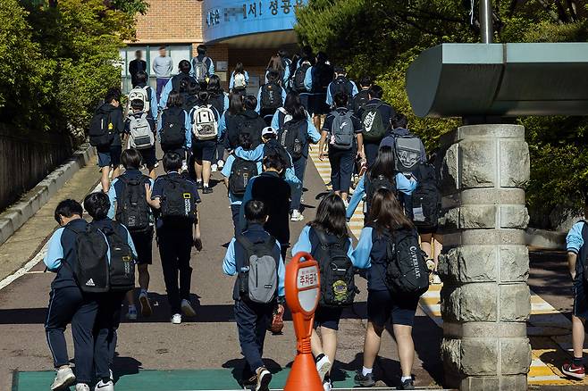 5월16일 오전 인천의 한 중학교에 학생들이 등교하는 모습. ⓒ시사IN 조남진