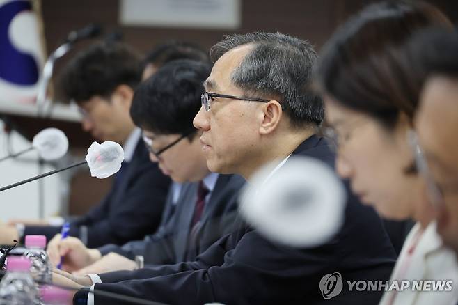 발언하는 문승현 통일부 차관 (서울=연합뉴스) 최재구 기자 = 문승현 통일부 차관이 28일 서울 종로구 정부서울청사에서 열린 북한이탈주민 보호 및 정착지원협의회에서 발언하고 있다. 2024.5.28 jjaeck9@yna.co.kr