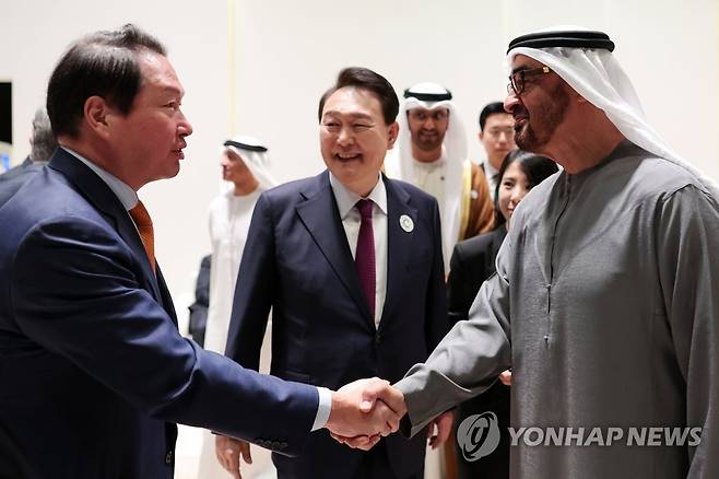 UAE 대통령과 악수하는 최태원 SK그룹 회장 (아부다비=연합뉴스) 임헌정 기자 = 최태원 SK그룹 회장이 16일(현지시간) 아부다비 국립전시센터(ADNEC)에서 열린 '아부다비 지속가능성 주간 개막식'에 앞서 아랍에미리트(UAE)를 국빈 방문 중인 윤석열 대통령이 지켜보는 가운데 무함마드 빈 자예드 알 나흐얀 UAE 대통령과 악수하고 있다. 2023.1.16 kane@yna.co.kr