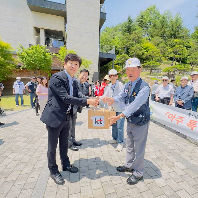 김인관 KT노동조합 위원장이 국가 유공자 어르신께 선물을 전달하고 있다. 사진=KT노동조합