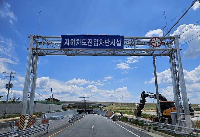 청주 오송 궁평2지하차도 재개통을 앞두고 설치된 차량 진입 차단 시설.2024.5.28/뉴스1 이재규 기자