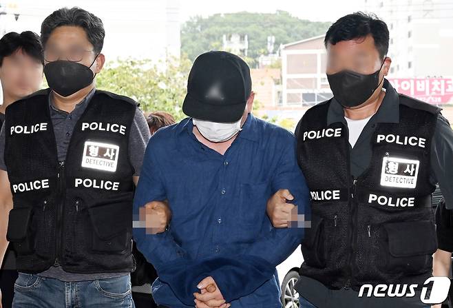 베트남에서 검거된 대전 신협 강도 사건 피의자가 대전서부경찰서로 이송되고 있다. 2023.9.21/뉴스1 ⓒ News1 김기태 기자