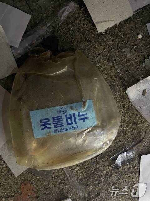 합동참모본부는 북한의 대남전단으로 추정되는 '미상물체'가 경기·강원 접적지역 일대에서 식별됐다고 29일 밝혔다. 전국 곳곳에서 북한이 보낸 것으로 추정되는 대남 '휴지짝·오물짝'을 발견했다는 목격담이 이어졌다. 사진은 서울지역에서 발견된 북한 대남풍선. (합동참모본부 제공) 2024.5.29/뉴스1