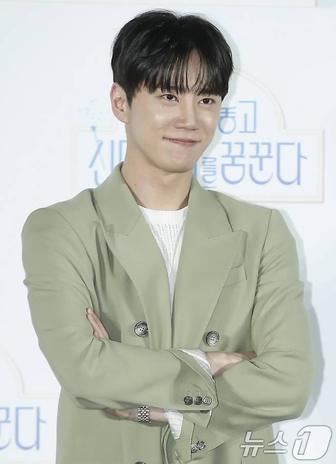 배우 이준영이 29일 서울 용산 아이파크몰 CGV에서 진행된 티빙 오리지널 시리즈 '나는 대놓고 신데렐라를 꿈꾼다' 제작발표회에서 포즈를 취하고 있다. '나는 대놓고 신데렐라를 꿈꾼다'는 현실의 벽에 부딪혀 신데렐라가 되기로 마음먹은 여자가 사랑 따위 믿지 않는 백마 탄 재벌 왕자를 만나 벌어지는 욕망 쟁취 로맨틱 코미디 시리즈다. 2024.5.29/뉴스1 ⓒ News1 권현진 기자