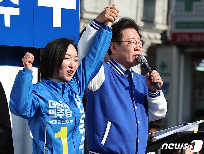 이재명 더불어민주당 대표 겸 상임선대위원장이 4일 오후 울산 남구 중앙로 일대에서 전은수(울산 남구갑) 후보 지원유세를 하고 있다. 2024.4.4/뉴스1 ⓒ News1 구윤성 기자