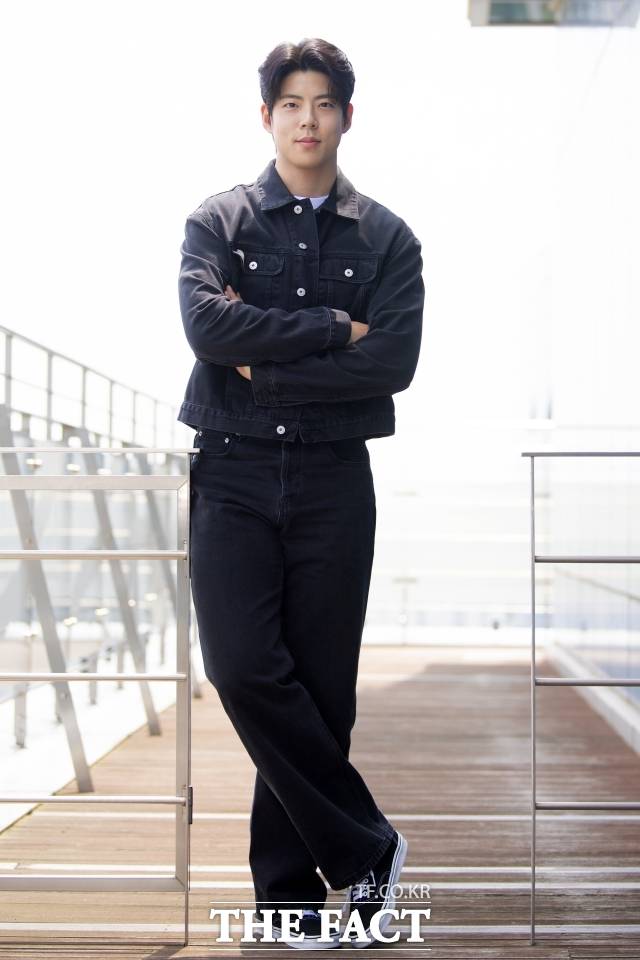 배우 최우성은 최근 서울 마포구 상암동 <더팩트> 사옥에서 MBC 금토드라마 '수사반장 1958' 종영 인터뷰를 진행했다. 사진은 최우성이 인터뷰에 앞서 포즈를 취하고 있는 모습. /서예원 기자