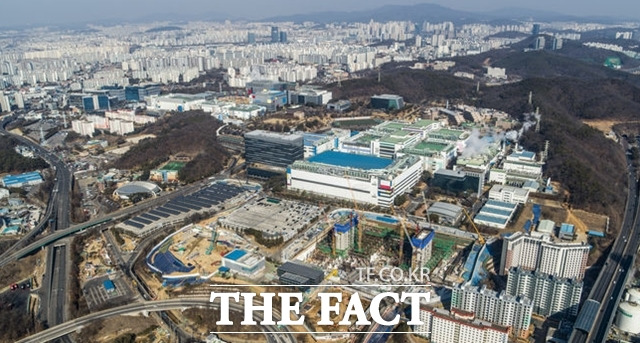 삼성전자는 "지난 27일 삼성전자 기흥캠퍼스 생산라인에서 직원 2명 손 부위가 엑스레이에 노출되는 사고가 발생했다"고 29일 밝혔다. 삼성전자 기흥캠퍼스 전경. /뉴시스