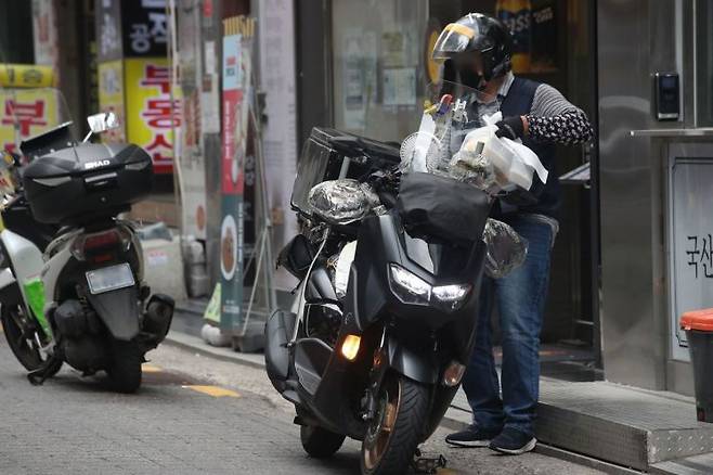 점심 배달에 나선 라이더. 기사와 직접적인 관련이 없음. [이미지출처=연합뉴스]