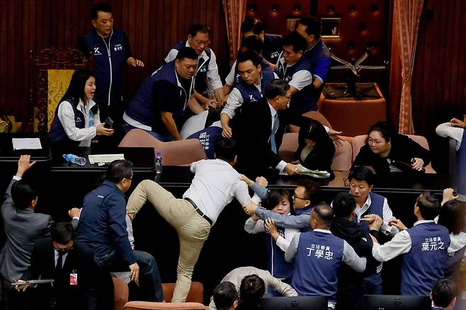 2024년 5월 17일 대만 입법원에서 여야 의원들이 법안처리를 두고 몸싸움을 하고 있다./로이터 연합뉴스