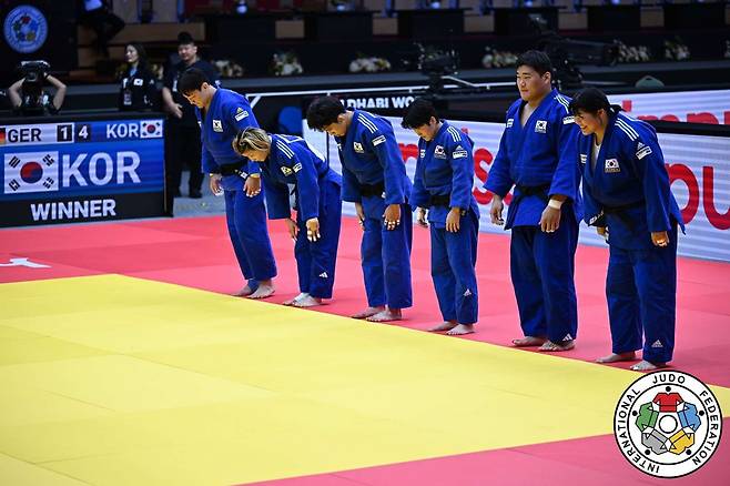한국 유도 대표팀은 25일(한국 시각) 아랍에미리트(UAE) 아부다비 무바달라 아레나에서 열린 혼성단체전 8강전에서 우즈베키스탄에 실격패했다. /국제유도연맹