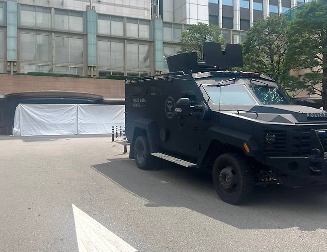 무함마드 UAE 대통령 방한 기간인 29일 흰 가림막이 설치된 롯데호텔 서울 이그제큐티브 타워 입구. /김은영 기자