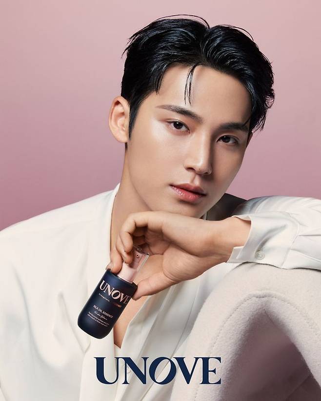 어노브 모델인 세븐틴 민규가 신제품 '실크 오일 에센스 웜페탈 향' 제품을 들고 포즈를 취하고 있다.ⓒ어노브