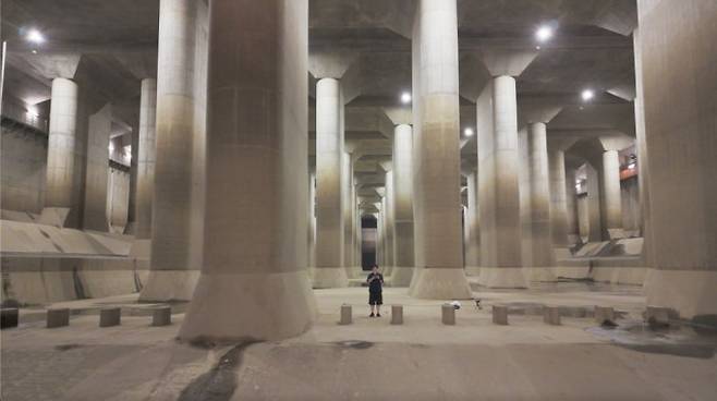 일본 도쿄도 북서쪽에 접한 사이타마현 수도권외곽방수로. 지하 22m 아래에 범람해 모인 물을 펌프장으로 흘려보내기 전 물의 세기를 완화하는 시설인 조압수조가 있다. 길이 177m, 너비 78m, 높이 18m의 조압수조에는 총 59개의 기둥이 세워져 있다. 참고로 수도권외곽방수로의 별칭은 ‘지하 신전’이다. 과학동아 특별취재팀 제공