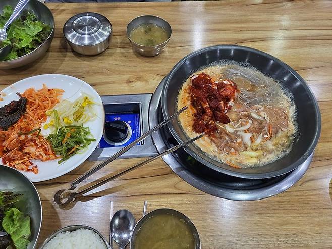 정갈한 반찬과 함께 신촌기사식당에서만 맛볼 수 있는 특별한 음식!