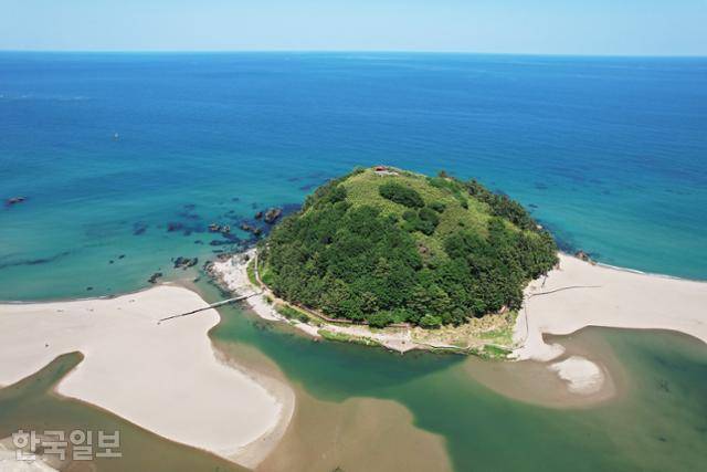 삼척 맹방해변(왼쪽)과 덕산해변 사이에 봉긋하게 솟은 덕봉산. 마읍천 물길이 봉우리를 감싸며 바다로 흘러든다.