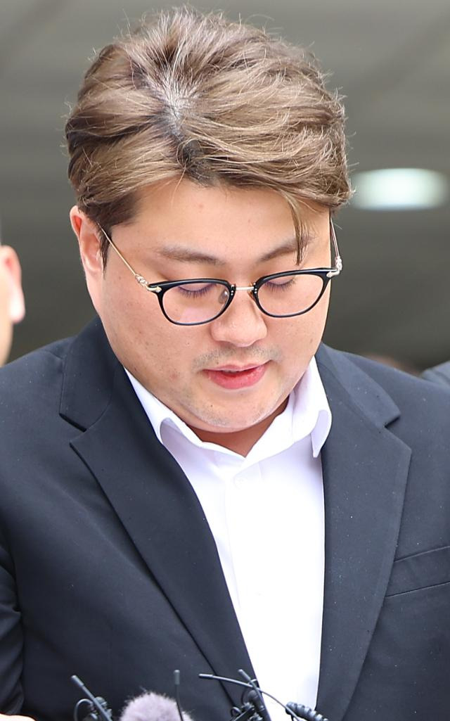 음주 뺑소니 혐의를 받는 가수 김호중이 지난 24일 구속 전 피의자 심문(영장실질심사)을 마친 뒤 서울 서초구 서울중앙지법을 나서고 있다. 연합뉴스