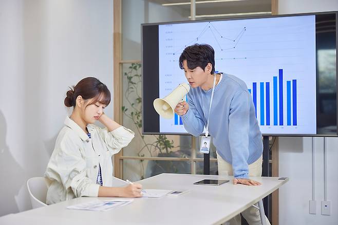스트레스나 불평을 늘어놓는 행동은 득보다 실이 많다는 연구 결과가 나왔다./사진=클립아트코리아