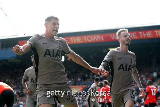 사진은 지난해 10월 루턴 타운 전에서 데뷔 득점에 성공한 뒤 환호하는 판 더 펜(왼쪽)과, 함께 기뻐하는 매디슨의 모습. 사진=게티이미지