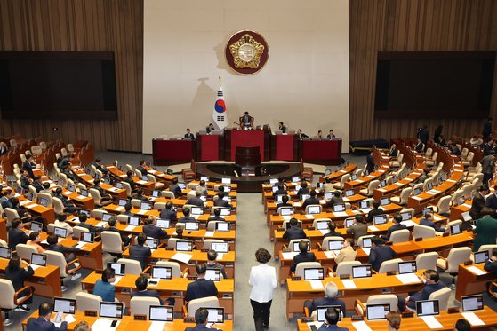 김진표 국회의장이 28일 본회의에서 '채상병 사망사건 수사외압 의혹 특별검사법' 표결 결과를 발표하고 있다. [연합뉴스]