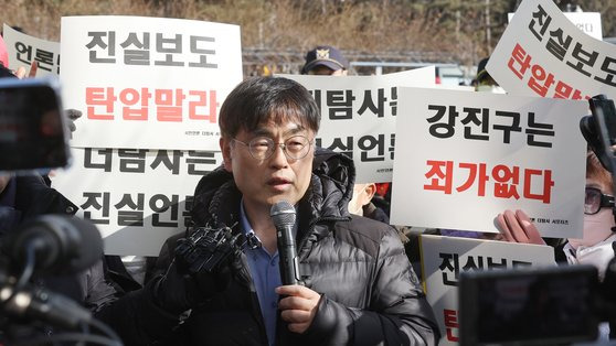 한동훈 전 법무부 장관을 미행하고 '청담동 술자리' 의혹을 제기해 명예훼손 및 스토킹 처벌법 위반 혐의를 받는 유튜브 매체 '더탐사'의 강진구 대표가 지난 2월 22일 오전 서울 서초구 서울중앙지방법원에서 열리는 구속 전 피의자 심문(영장실질심사)을 앞두고 자신의 입장을 밝히고 있다. 뉴스1