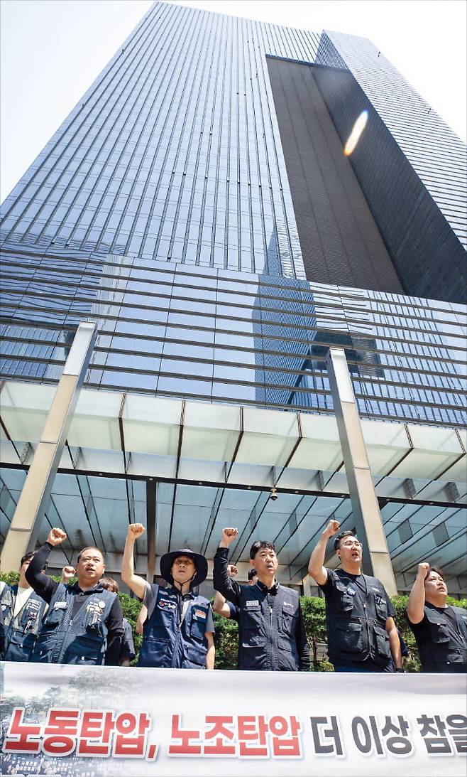 손우목 전국삼성전자노동조합 위원장(왼쪽 네 번째)과 최순영 전국민주노동조합총연맹 금속노동조합 부위원장(세 번째) 등 전삼노·민주노총 관계자들이 29일 삼성전자 서초사옥 앞에서 열린 파업 선언 기자회견에서 구호를 외치고 있다.  뉴스1