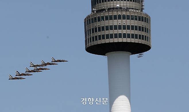 공군 특수비행팀 블랙이글스가 29일 오전 서울 용산구 상공에서 무함마드 빈 자예드 알 나흐얀 아랍에미리트(UAE) 대통령 방한 기념 축하 비행을 하고 있다. 정지윤 선임기자