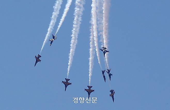 공군 특수비행팀 블랙이글스가 29일 오전 서울 용산구 상공에서 무함마드 빈 자예드 알 나흐얀 아랍에미리트(UAE) 대통령 방한 기념 축하 비행을 하고 있다. 정지윤 선임기자