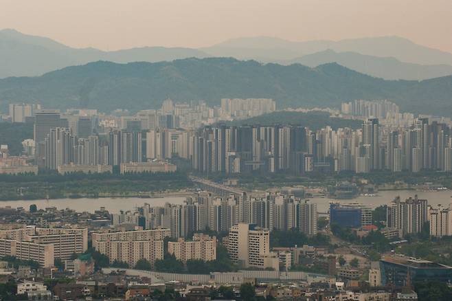 서울 남산에서 바라본 서울 시내 아파트 단지 모습. [사진 출처 = 연합뉴스]