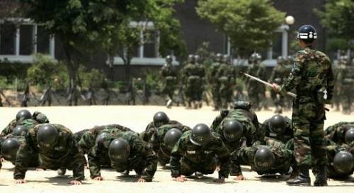 훈련병이 얼차려를 받는 모습. 기사와 직접 관련 없음[사진 제공=연합뉴스]