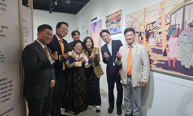 허은아 당 대표(오른쪽 셋째)와 천하람 원내대표(왼쪽 둘째) 등 개혁신당 지도부가 29일 대구 희움 일본군 위안부 역사관에서 이용수 할머니(왼쪽 셋째)와 포즈를 취하고 있다. [사진=연합뉴스]