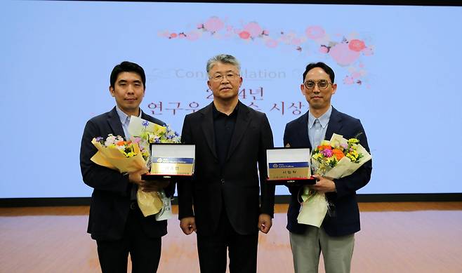 우수연구자들과 최기주 총장_왼쪽부터 김종현 아주영펠로우, 최기주 총장, 서형탁 아주 펠로우.[아주대 제공]