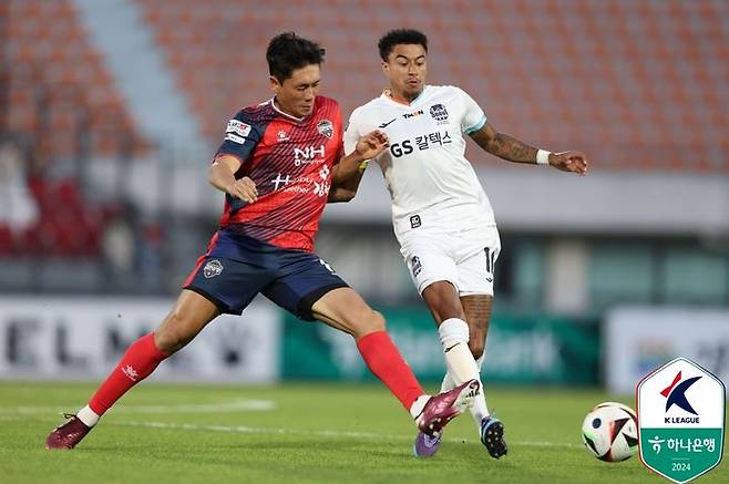 [서울=뉴시스] 프로축구 K리그1 FC서울의 공격수 제시 린가드(오른쪽)가 지난 28일 김천종합운동장에서 열린 '하나은행 K리그1 2024' 15라운드 김천 상무와의 경기에서 원두재와 볼 경합을 벌이고 있다. 2024.05.29.  *재판매 및 DB 금지