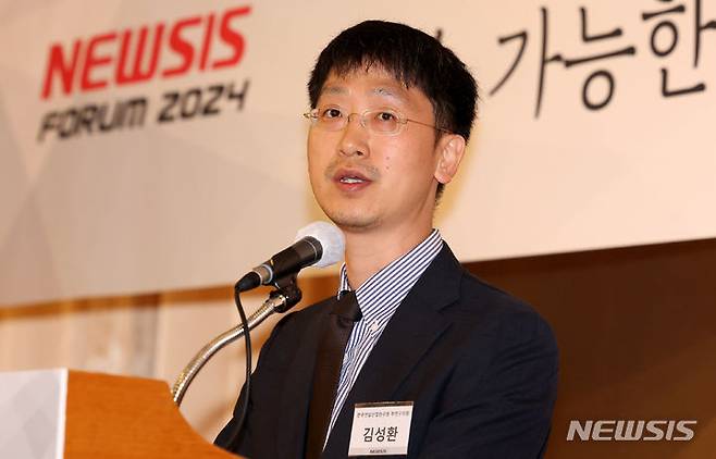 [서울=뉴시스] 추상철 기자 = 김성환 한국건설산업연구원 부연구위원이 29일 오전 서울 중구 롯데호텔서울에서 열린 제6회 뉴시스 건설부동산포럼, '지속 가능한 주택 공급을 위한 도전과 과제'에서 '도시주택 공급 활성화를 위한 방안 : 재건축 재개발 중심으로'를 주제로 발표하고 있다. 2024.05.29. scchoo@newsis.com